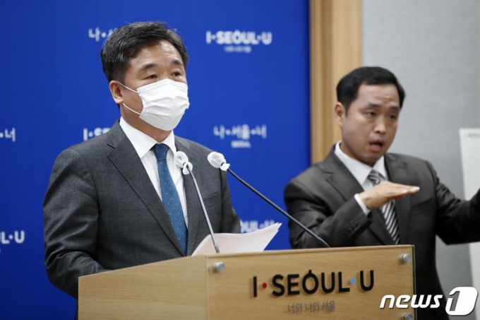 서정협 서울시장 권한대행이 16일 오전 서울 중구 서울시청에서 새로운 광화문광장 조성사업 착공 기자설명회에서 광화문광장 재구조화에 대해 설명하고 있다. /사진=뉴스1