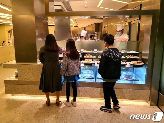 사회적 거리두기 완화로 뷔페 영업이 재개된 지난 12일, 서울 소공동 웨스틴조선호텔 아리아를 방문한 가족 고객들이 디저트 메뉴를 고르고 있다. /사진=뉴스1