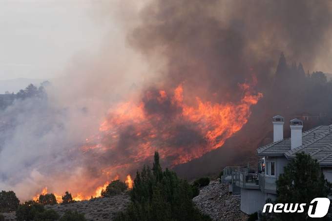 [사진] 네바다 주택가로 무섭게 접근하는 산불
