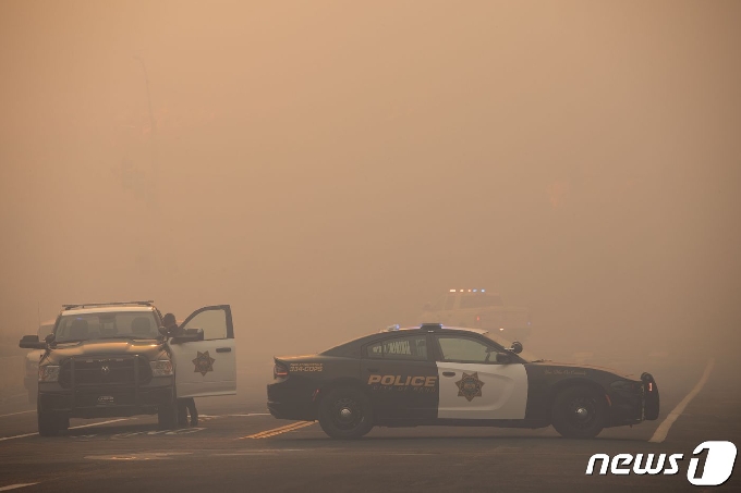[사진] 네바다 산불 연기로 덮인 도로 봉쇄하는 경찰차