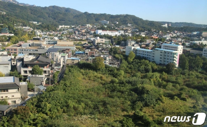 (서울=뉴스1) 원태성 기자 = 서울시가 서울 종로구 송현동 대한항공 소유의 부지를 ‘공적 공원’으로 용도를 변경한다고 지난 7일 발표했다. 해당 부지에 호텔을 짓겠다는 계획을 세웠던 대한항공은 원천적으로 계획 실행이 불가능하게 됐다. 2020.10.8 뉴스1