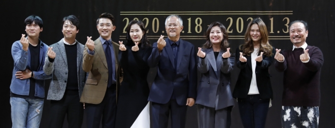 지난 8일 서울 정동극장에서 열린 2020 정동극장 연극시리즈 '더 드레서' 제작발표회. 1단계 거리두기로 전 좌석제 예매로 운영하다 18일 개막 당일, 거리두기 1.5단계 조치에 따라 좌석 띄어앉기로 재예매가 시행됐다. /사진=뉴시스