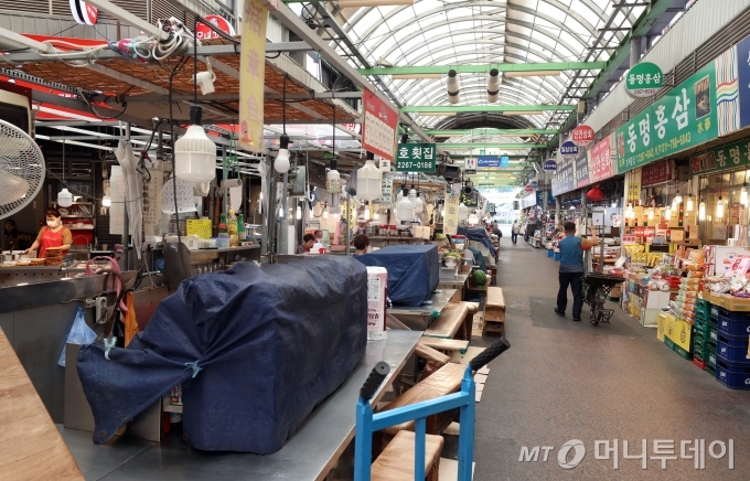 코로나19 재확산으로 확진자가 급증하고 있는 가운데 서울 종로구 광장시장이 한산한 모습을 보이고 있다. / 사진=이기범 기자 leekb@