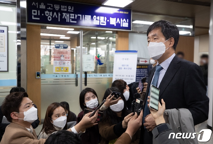 [사진] 입장 밝히는 전두환 전 대통령 측 변호인 '연희동 자택 별채만 압류'