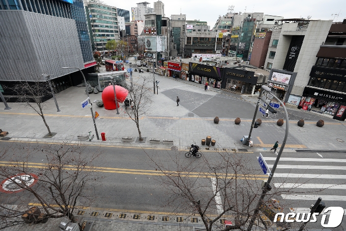 [사진] 코로나19 확산, 썰렁한 신촌 대학가