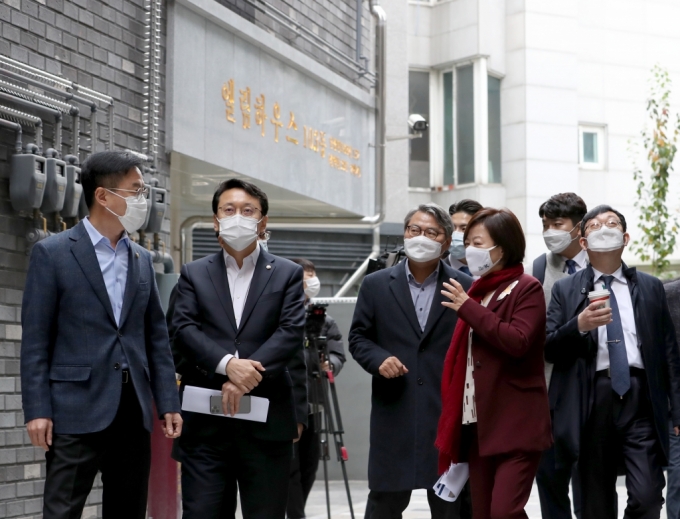 진선미 더불어민주당 미래주거추진단장과 천준호 부단장이 20일 오전 서울 동대문구에 위치한 LH주거복지사업 현장을 방문해 시설들을 둘러보고 있다. /사진제공=뉴스1