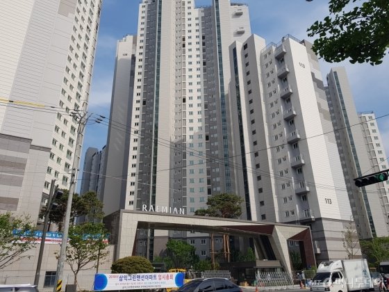 강동구 명일동 래미안솔베뉴 주출입구 전경. /사진=유엄식 기자