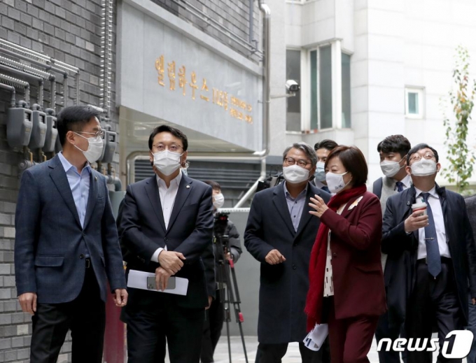 진선미 더불어민주당 미래주거추진단장과 천준호 부단장이 20일 오전 서울 동대문구에 위치한 LH주거복지사업 현장을 방문해 시설들을 둘러보고 있다. /사진=뉴스1