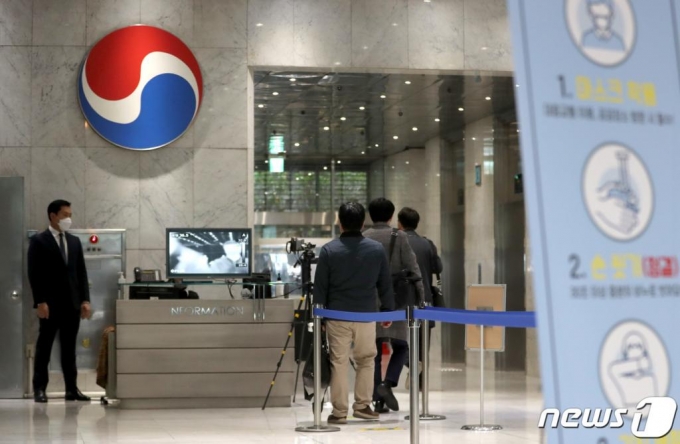 산업은행이 대한항공 모회사 한진칼에 8000억원 투자를 결정하면서 정부가 사실상 대한항공의 아시아나항공 인수를 공식화 했다. 사진은 16일 오전 한진칼 이사회가 열린 서울 서소문 대한항공 사옥의 모습. /사진=뉴스1