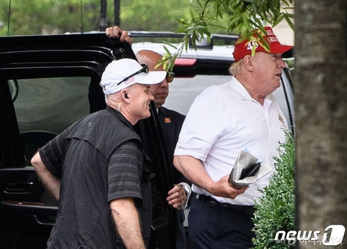 (워싱턴 AFP=뉴스1) 우동명 기자 = 도널드 트럼프 미국 대통령이 28일 (현지시간) 버지니아주 스털링에 있는 트럼프 내셔널 골프 클럽에서 골프를 마친 뒤 워싱턴 백악관으로 돌아가기 위해 차량에서 내리고 있다. ⓒ AFP=뉴스1