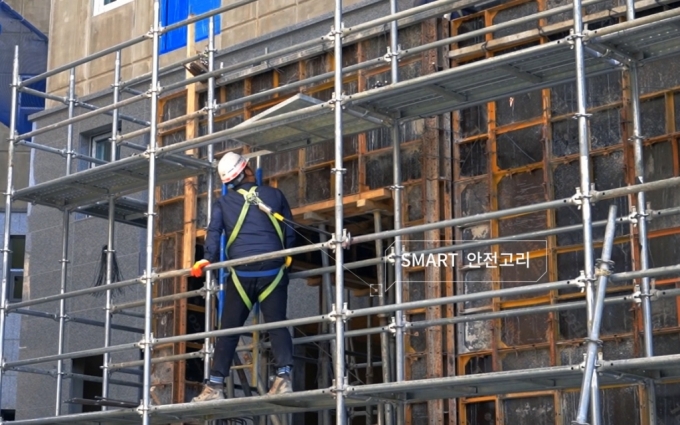 한 노동자가 건설 현장에서 포스코ICT 스마트 안전관리시스템을 적용해 안전관리업무를 수행하고 있다. /사진제공=포스코ICT