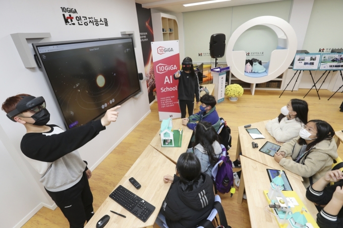 KT '10GiGA AI스쿨'로 지정된 경북 의성군 안계면 안계초등학교에서 안계초 학생들이 AR글래스를 활용해 태양계 학습을 진행하고 있다. /사진제공=KT