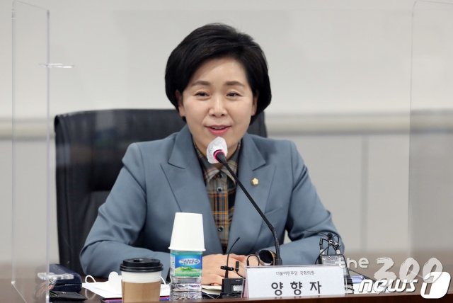 (서울=뉴스1) 박세연 기자 = 양향자 더불어민주당 민생경제TF 위원장이 17일 서울 여의도 중소기업중앙회에서 열린 양향자 의원 초청 제3차 노동인력위원회에서 인사말을 하고 있다. 2020.11.17/뉴스1