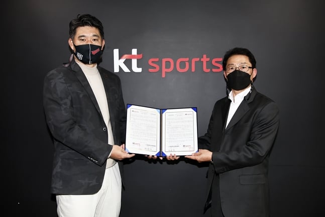 이숭용 kt wiz 단장(왼쪽)과 부산 기장군 도시관리공단 이상현 마케팅팀장(우)이 협약 체결 후 기념촬영을 하고 있다./사진=kt wiz