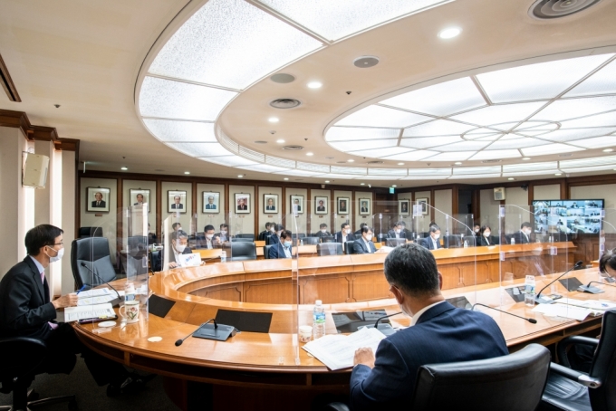 한국수출입은행(이하 수은)이 지난 20일 오후 여의도 본점에서 '경영전략회의'를 개최하고 수출 6000억달러 탈환을 위한 수은의 역할 강화 방안과 디지털 혁신 방안, ESG확산을 통한 사회적 가치 창출 등을 논의했다. 코로나19(COVID-19) 확산 방지를 위해 화상으로 진행된 이날 회의에서 방문규 수은 행장(사진 왼쪽 첫번째)이 발언하고 있다./사진제공=수은