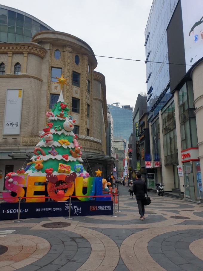 코로나19 거리두기 2단계 격상 임박을 앞둔 22일 오후 12시 명동의 한적한 모습./사진=구경민 기자