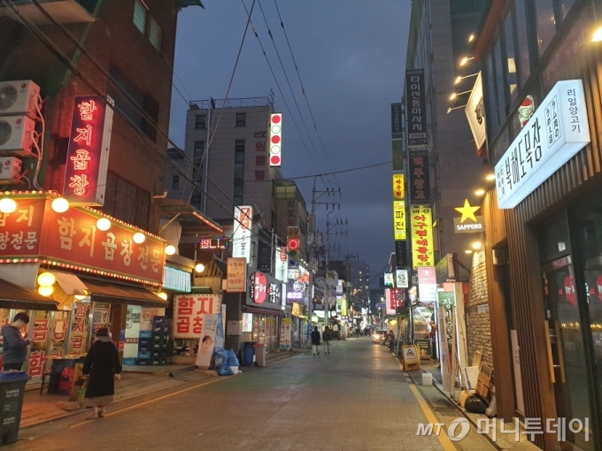지난 20일 오후 서울 지하철 7호선 논현역 인근 식당들이 밀집한 '논현동 먹자골목'/사진=이영민 기자