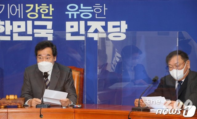 (서울=뉴스1) 성동훈 기자 = 이낙연 더불어민주당 대표가 16일 국회에서 열린 최고위원회의에서 발언하고 있다. 2020.11.16/뉴스1