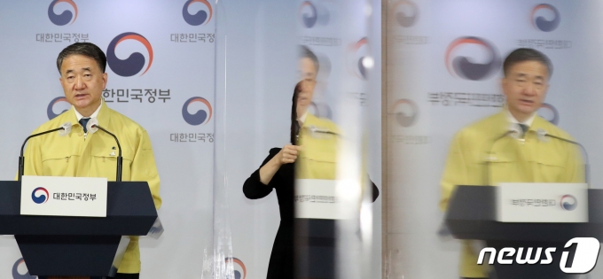 박능후 보건복지부 장관이 22일 서울 세종로 정부서울청사 브리핑룸에서 코로나19 대응 중대본회의 결과를 발표하고 있다. /사진=뉴스1