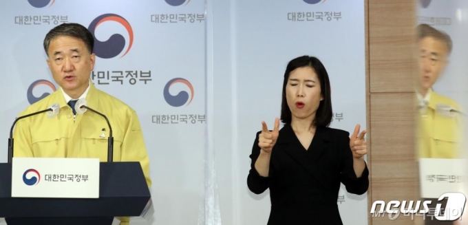 박능후 보건복지부 장관이 22일 서울 세종로 정부서울청사 브리핑룸에서 코로나19 대응 중대본회의 결과를 발표하고 있다./사진제공=뉴스1