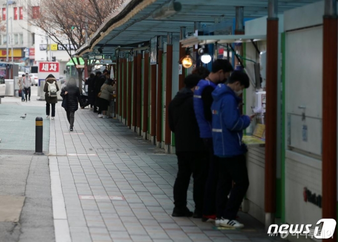 노량진 임용고시학원 관련 추가 감염자가 속출하는 등 국내 신종 코로나바이러스 감염증(코로나19) 확산세가 꺾이지 않는 22일 오후 서울 동작구 컵밥거리 일대가 한산한 모습을 보이고 있다. /사진제공=뉴스1