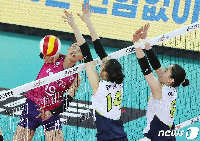 22일 오후 인천 계약체육관에서 열린 프로배구 '2020-21시즌 도드람 V리그' 여자부 흥국생명과 현대건설의 경기에서 흥국생명 김연경이 공격을 시도하고 있다. 2020.11.22/뉴스1 © News1 민경석 기자