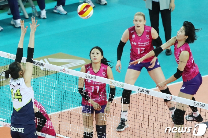 22일 오후 인천 계약체육관에서 열린 프로배구 '2020-21시즌 도드람 V리그' 여자부 흥국생명과 현대건설의 경기에서 흥국생명 이재영이 공격을 시도하고 있다. 2020.11.22/뉴스1 © News1 민경석 기자