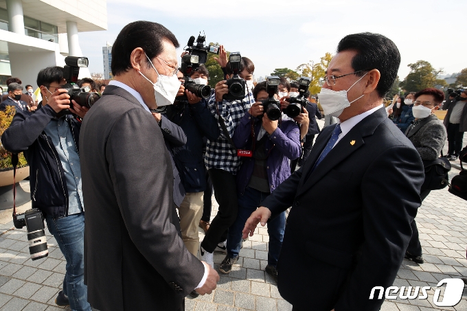 이용섭 광주시장과 김영록 전남도지사가 지난달 27일 오전 광주시청에서 열린 국민의힘-광주·전남·전북 예산정책협의회를 마친 뒤 악수하며 인사를 나누고 있다. 2020.10.27/뉴스1 © News1 황희규 기자