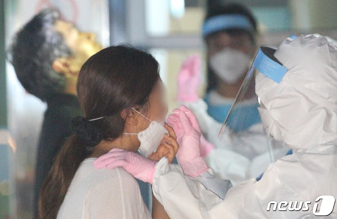 제주특별자치도는 지난 14일부터 17일까지 서울을 방문한 이력이 있는 A씨가 22일 오후 7시7분쯤 코로나19 확진판정을 받았다고 이날 밝혔다. 의료진이 검체를 채취하고 있다. 2020.8.25/뉴스1 © News1 강승남 기자