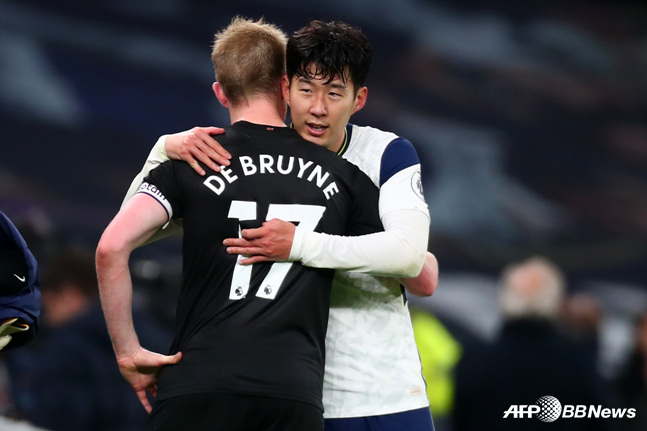 케빈 데 브라이너(검은색 유니폼)와 손흥민. /사진=AFPBBNews=뉴스1