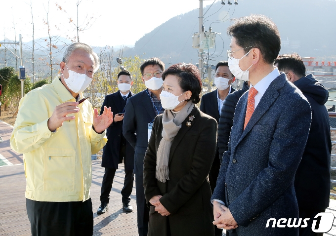 윤상기 하동군수가 23일 김현미장관과 김경수 도지사에게 광평마을 도시재생 뉴딜사업에 대해 설명하고 있다. (하동군 제공)© 뉴스1