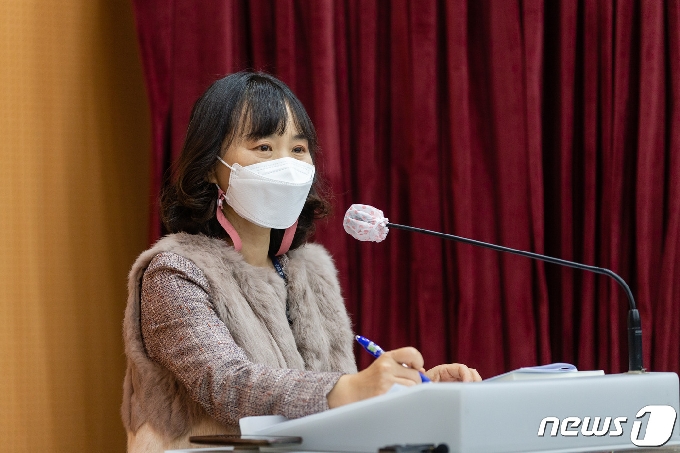 23일 청양군청 대회의실에서 2020년 인구정책 종합 보고회에서 미래전략과 강효진 팀장이 저출산,고령사회 대응을 위한 보고회에서 주제를 발표하고 있다.© 뉴스1