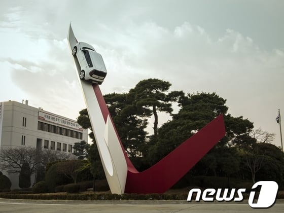 기아차 광주공장 정문의 상징 조형 물 비욘드 모빌리티.&copy; News1