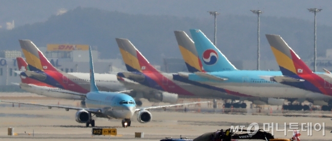 대한항공과 아시아나항공 항공기가 인천공항에 주기돼있다./인천=이기범 기자 leekb@