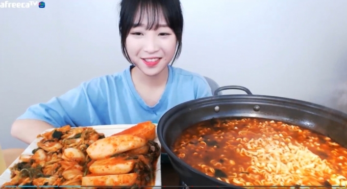 먹방 크리에이터 쯔양의 복귀 방송./사진=아프리카TV 채널 'BJ 쯔양' 영상 캡처