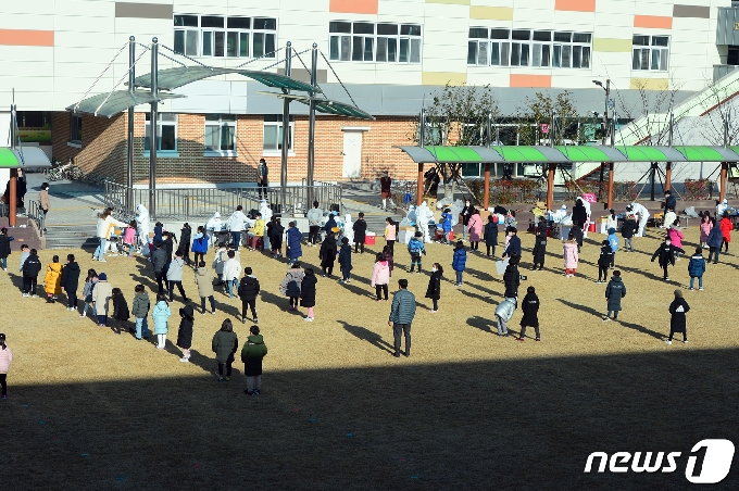 [사진] '라온초 재학생 확진' 검사받는 아이들