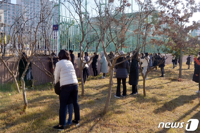 [사진] '진단 검사받는 자녀 바라보는 학부모들'