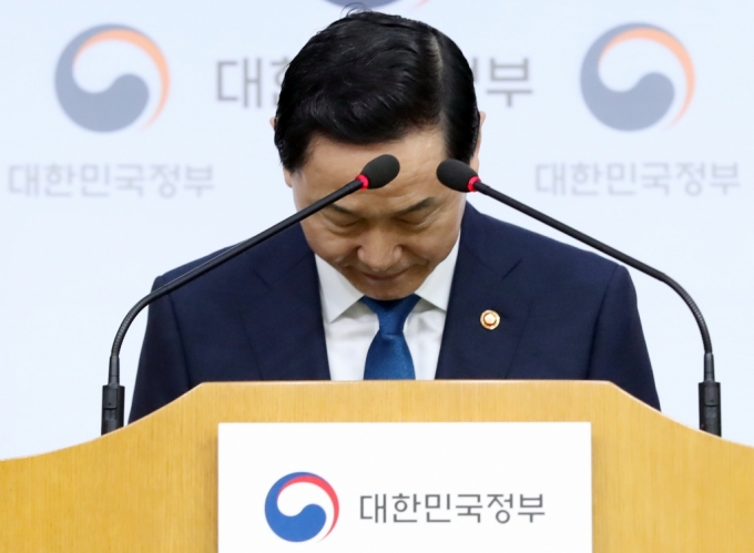 김상곤 사회부총리 겸 교육부 장관이 2018년 4월 11일 오전 종로구 정부서울청사 별관에서 대학입시제도 국가교육회의 이송안 발표에 앞서 인사하고 있다. /사진=이기범 기자
