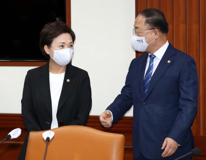 홍남기 경제부총리 겸 기획재정부 장관과 김현미 국토교통부 장관이 8월 12일서울 종로구 정부서울청사에서 열린 제2차 부동산시장 점검 관계장관회의에서 참석자들과 환담하고 있다. /사진제공=뉴스1