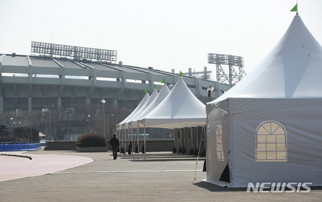 지난 3월 잠실종합운동장 주경기장 앞에서 서울시 관계자들이 차량에 탄 채 코로나19 검사를 받을 수 있는 '드라이브 스루(Drive Through) 선별 진료소를 설치하고 있다. /사진=뉴시스