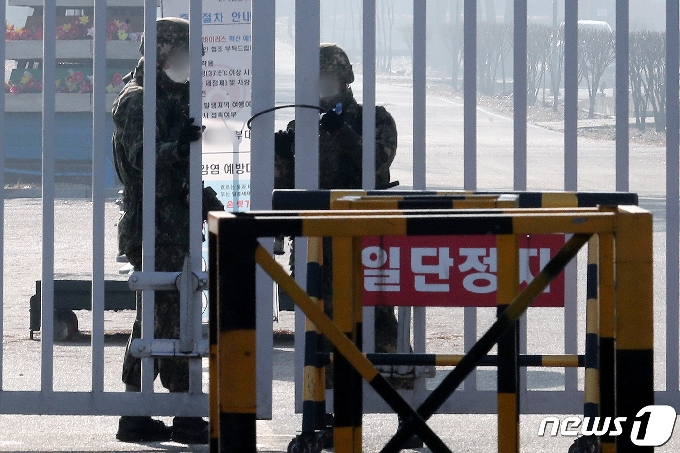 [사진] '코로나 무더기 확진' 신교대 통제하는 장병들