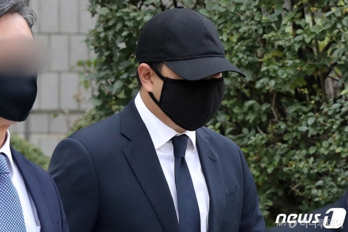 불법 촬영한 성관계 영상을 사회관계망서비스(SNS)에 유포한 혐의로 집행유예를 선고받은 의약품 제조업체 종근당 이장한 회장의 장남 이모씨가 지난달 27일 오전 서울 서초구 서울중앙지방법원에서 열린 1심 결심공판을 마친뒤 법원을 나서고 있다. 이씨는 음주운전 혐의로도 기소돼 2심에서 집행유예를 선고받았다. 2020.10.27/뉴스1