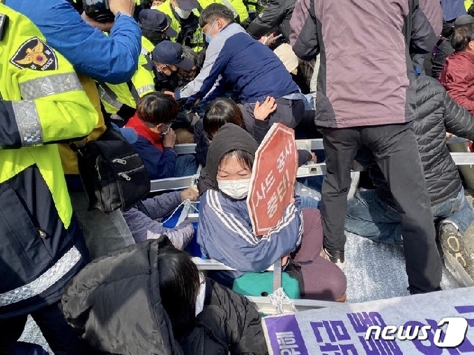 국방부와 미군이 22일 경북 성주군 초전면 소성리 사드(THAAD·고고도미사일방어체계) 기지에 공사 장비를 반입하자 주민 등이 저항하고 있다. (독자 제공) 2020.10.22/뉴스1 © News1 남승렬 기자