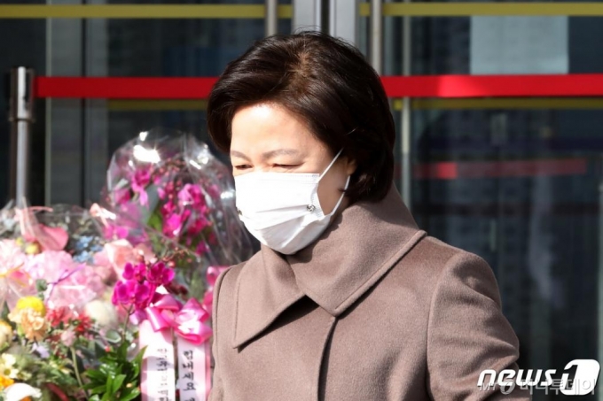 추미애 법무부 장관이 검사들의 집단반발에 대한 입장문을 발표한 지난 27일 오전 경기도 과천시 정부과천청사 법무부 청사를 나서고 있다./사진=뉴스1