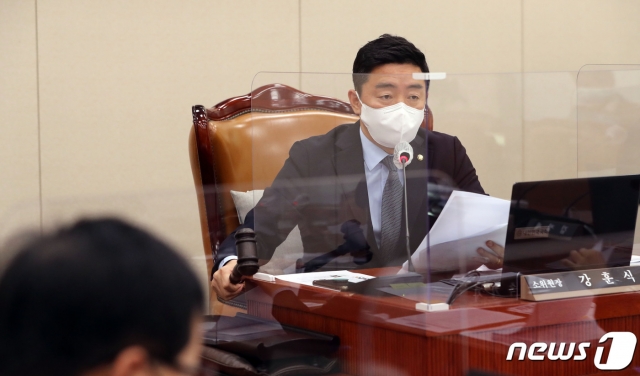 강훈식 소위원장이 26일 서울 여의도 국회에서 열린 산업통상자원중소벤처기업위원회 중소벤처기업소위원회에서 의사봉을 두드리고 있다/사진=뉴스1