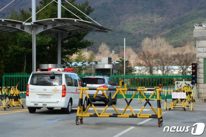 (장성=뉴스1) 정다움 기자 = 28일 오전 전남 장성군 삼계면 상무대 정문 앞에서 구급차가 영내로 들어가고 있다. 전남도에 따르면 이날 상무대 소속 군인 17명이 신종 코로나바이러스 감염증(코로나19)에 확진돼 방역당국이 선별진료소를 설치, 군인 500여명에 대한 전수조사를 진행 중이다.2020.11.28/뉴스1