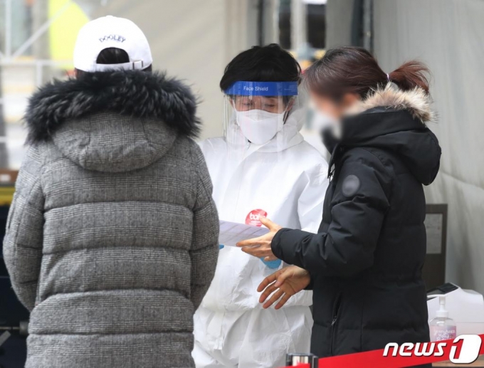 (서울=뉴스1) 송원영 기자 = 2021학년도 대학수학능력시험(수능)을 앞두고 서울 대치동과 목동의 입시학원에서 신종 코로나바이러스 감염증(코로나19) 확진자가 발생한 가운데 29일 서울 강남구 보건소 선별진료소에서 내원객들이 의료진 안내를 받고 있다. 2020.11.29/뉴스1