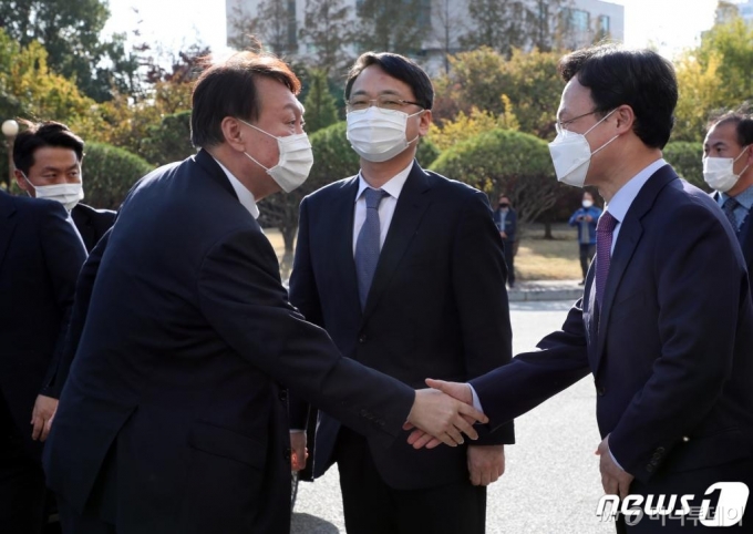 (대전=뉴스1) 김기태 기자 = 윤석열 검찰총장이 일선 검사들과 간담회를 갖기 위해 29일 오후 대전 고등검찰청·지방검찰청을 방문, 이두봉 대전지검장과 악수하고 있다. 윤 총장은 이날 대전을 시작으로 지방검찰청을 순회할 예정이다. 2020.10.29/뉴스1
