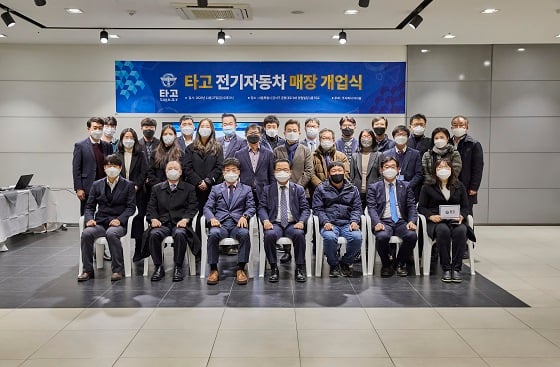 아사달, 쎄미시스코, 제이제이모터스 등 회사 관계자가 아사달의 '타고' 전기자동차 전문 판매장 오픈식에 참석해 기념촬영 중이다/사진제공=아사달