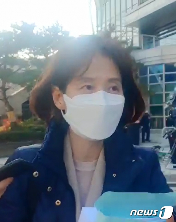 박은정 법무부 감찰담당관이 30일 서울 서초구 서울행정법원에서 열린 법무부의 윤석열 검찰총장에 대한 직무집행정지 처분에 대한 효력 집행정지 심문기일에 추미애 법무부장관 소송수행자 자격으로 참석 후 법원을 나서고 있다. 그는 "신청인 주장 부분을 다 반박해 소명했다"며 "재판부의 현명한 판단을 기다린다"고 말했다. 하지만 감찰 담당관실 검사들의 기록 공개 요청 묵살과 대검 감찰부가 '판사 사찰 문건'과 관련해 대검 수사정보정책관실을 압수수색할 당시 그 과정을 법무부에서 전화로 실시간 보고 받았다는 논란 등에 대해서는 취재진의 질문에 침묵했다./사진=뉴스1